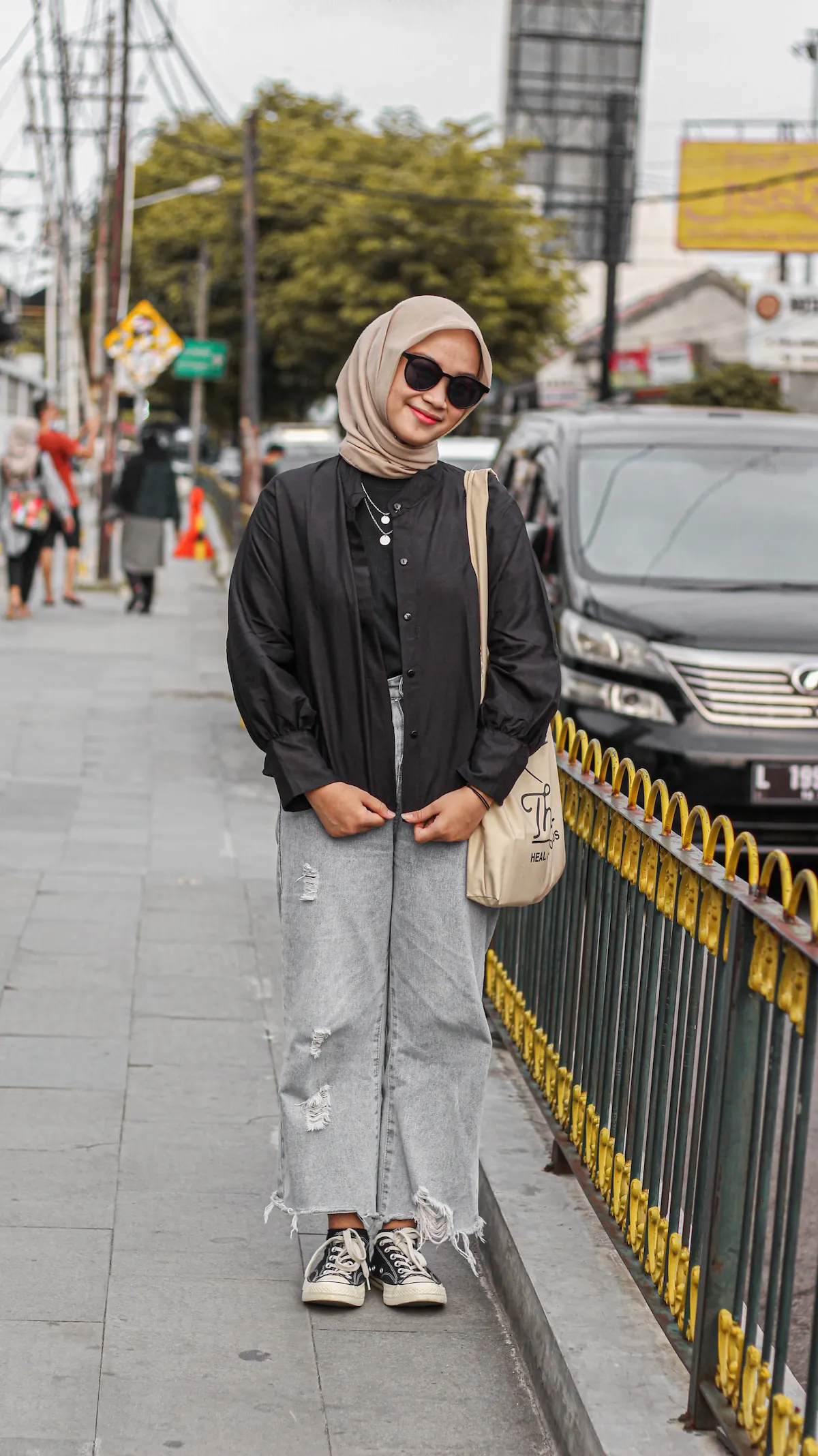 Kaos Oversize Hitam dan Bawahan Kasual