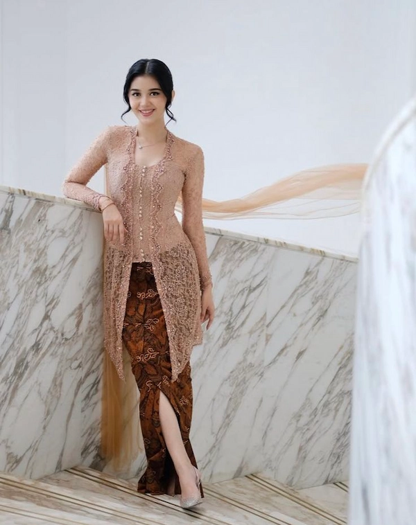 Kebaya Kancing dengan Sentuhan Jarik Jawa