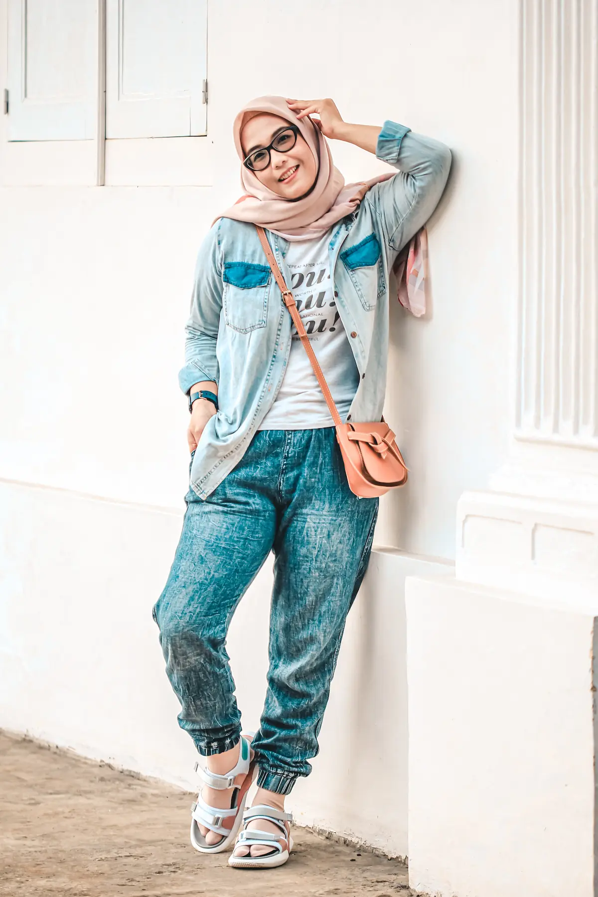 Denim on Denim dengan Hijab Berwarna Netral