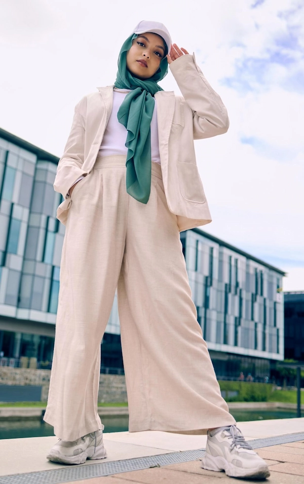 Baju Beige dan Jilbab Teal