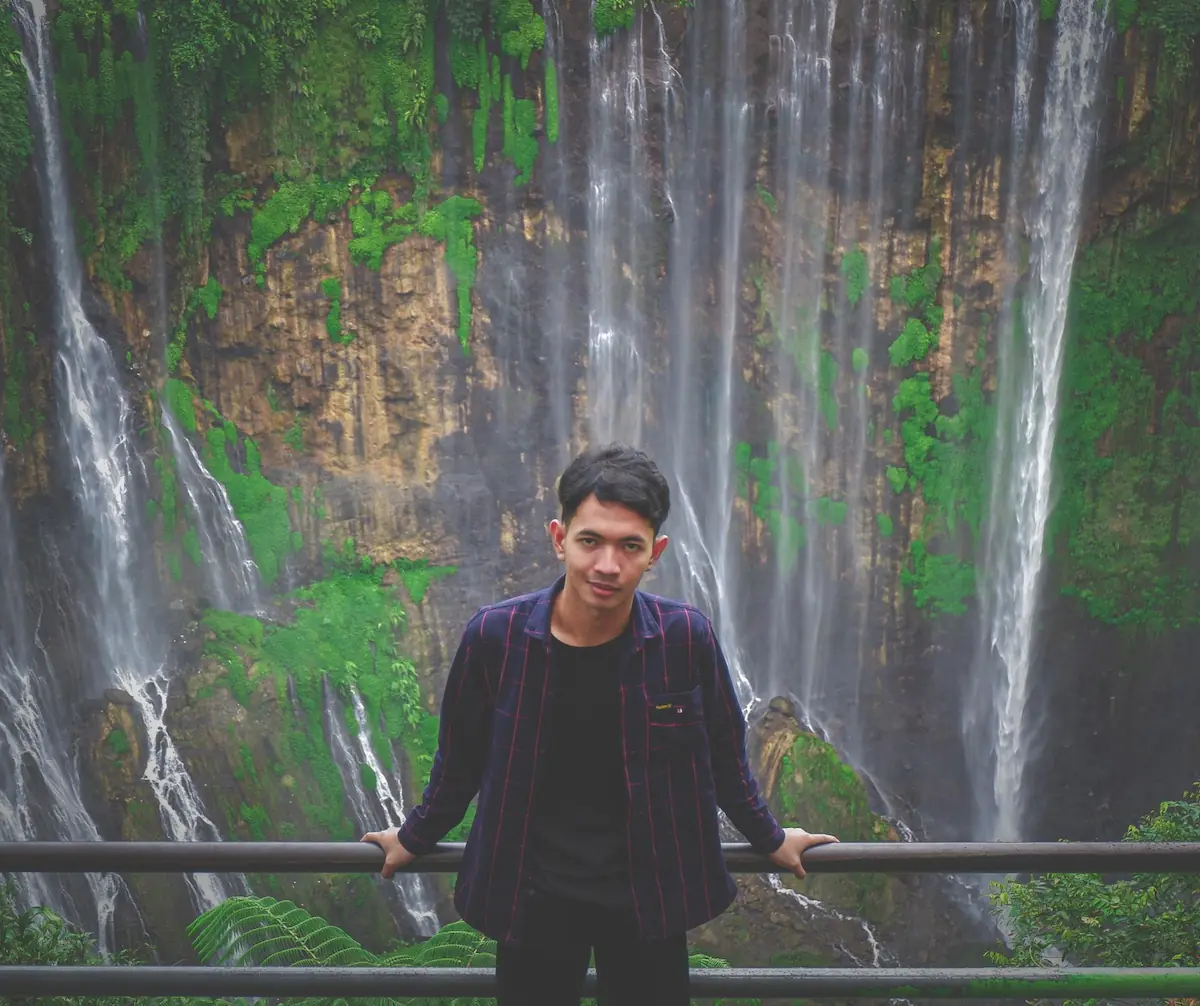 Kemeja Flanel dengan Kaos