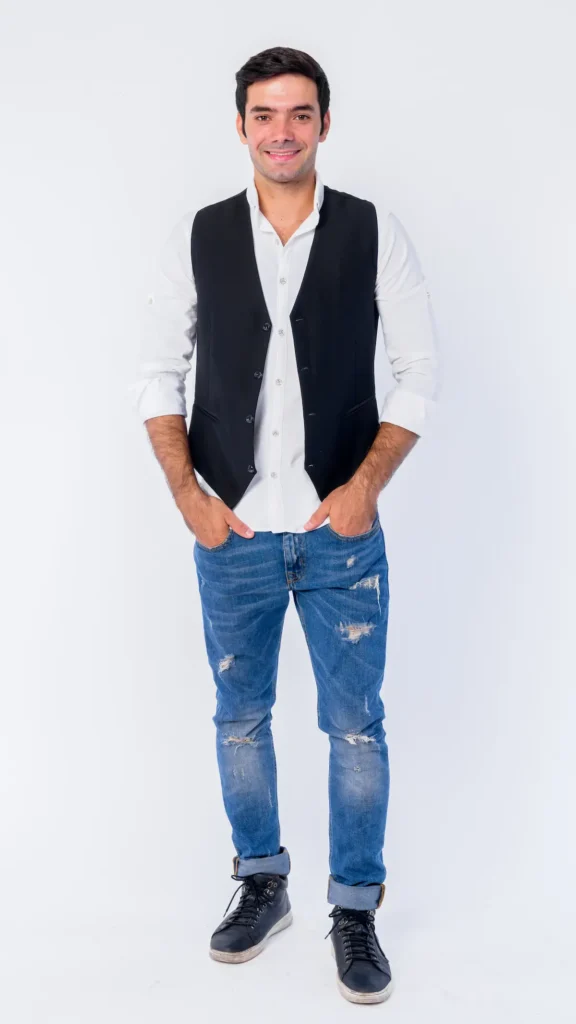 Kemeja Putih, Celana Jeans Biru, Sepatu Sneakers Putih