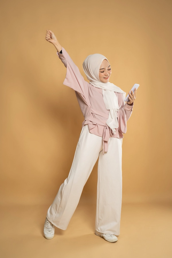 Baju Soft Pink dan Jilbab Cream