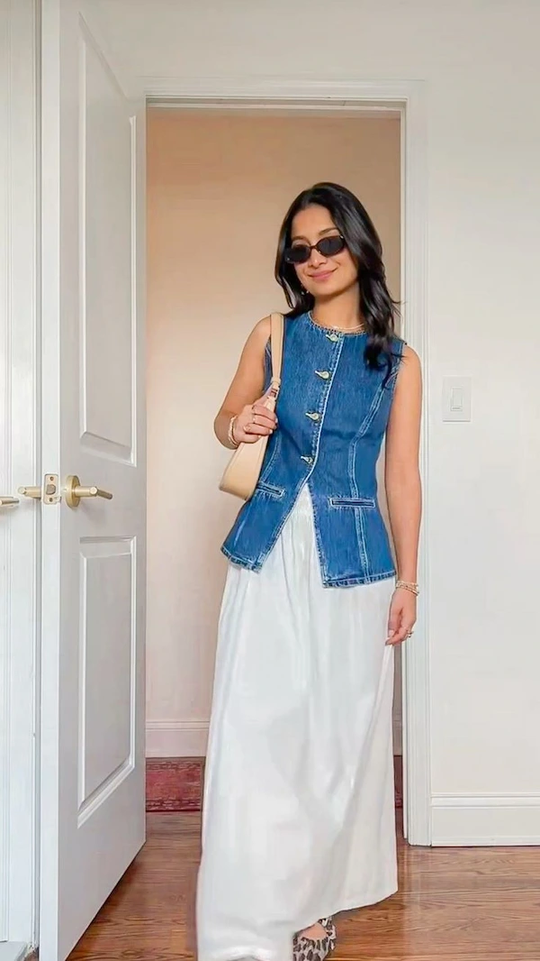 Atasan Denim dan Rok Putih
