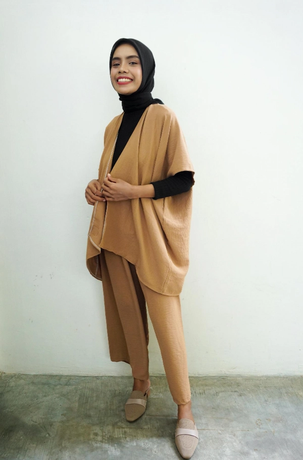 Baju Mocca dan Jilbab Hitam