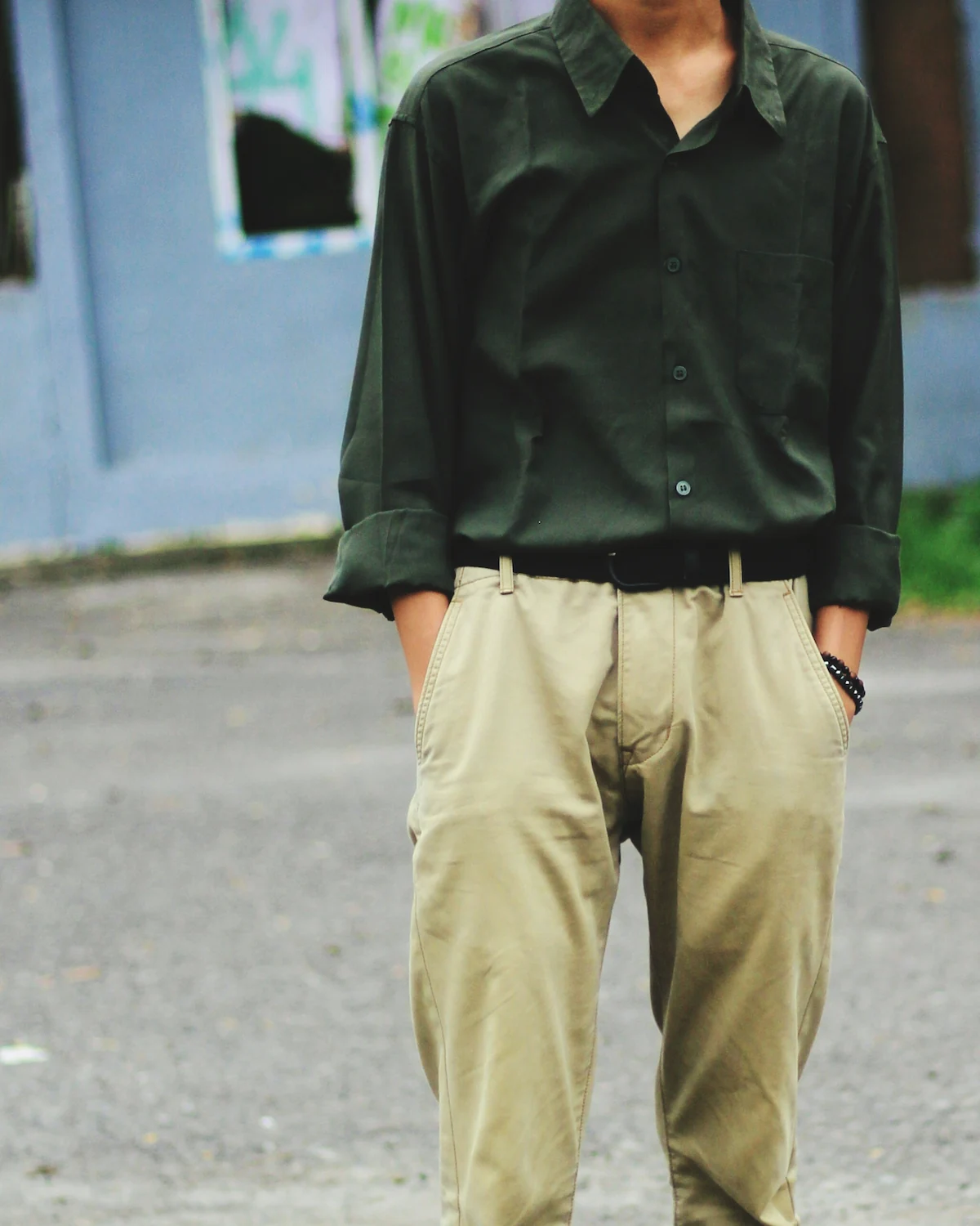 Kemeja Hijau dengan Aksesori Cokelat