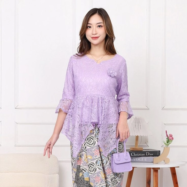 Kebaya Brokat dengan Lengan Terompet