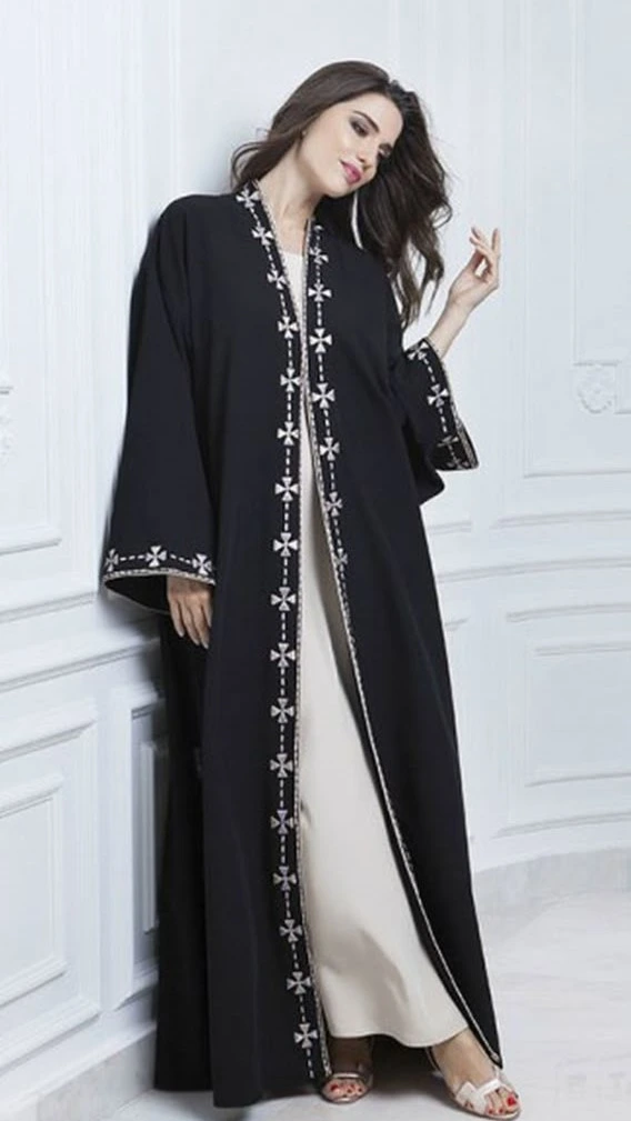 Gamis Hitam dengan Motif Bunga Simpel