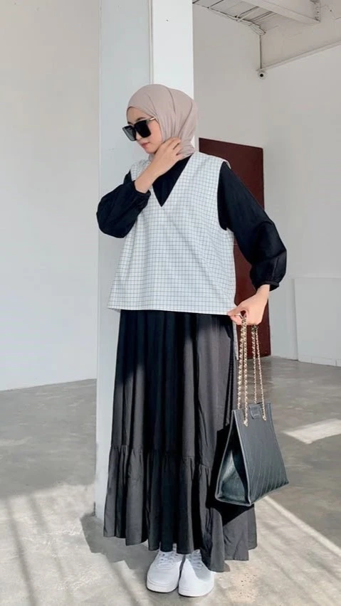 Gamis Hitam dengan Rompi Minimalis