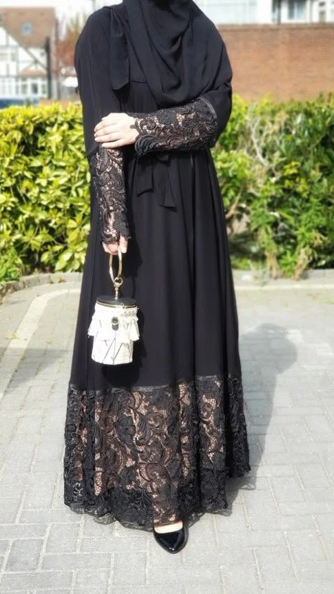 Gamis Hitam dengan Sentuhan Brokat Elegan