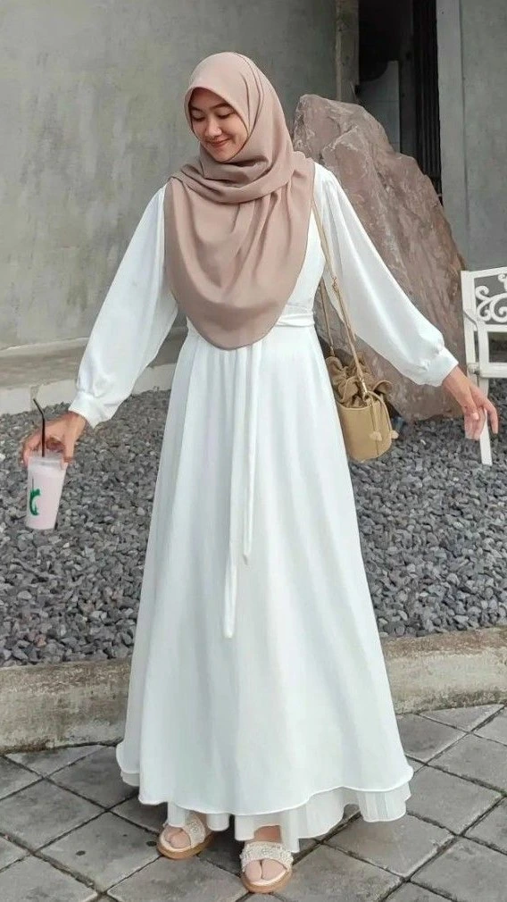 Gamis Putih dengan Paduan Warna Krem