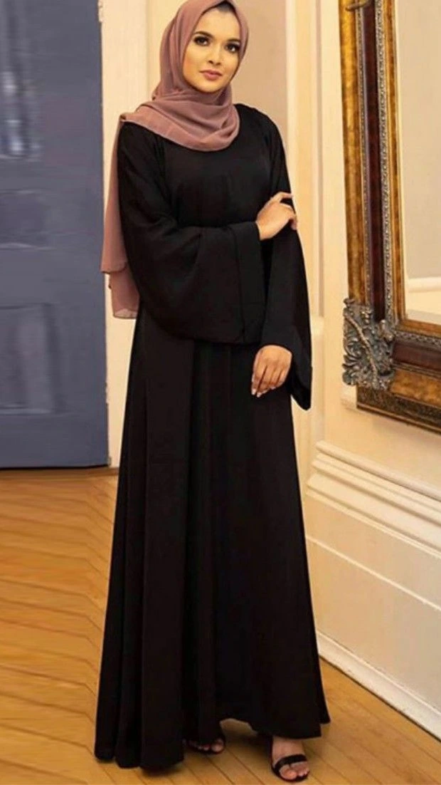 Kombinasi Gamis Hitam dengan Variasi Warna Hijab