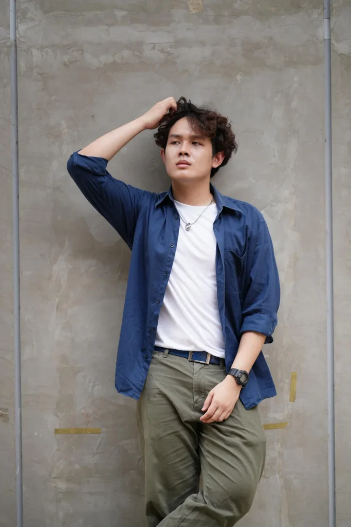 Outfit jalan-jalan linen shirt dan chino pants