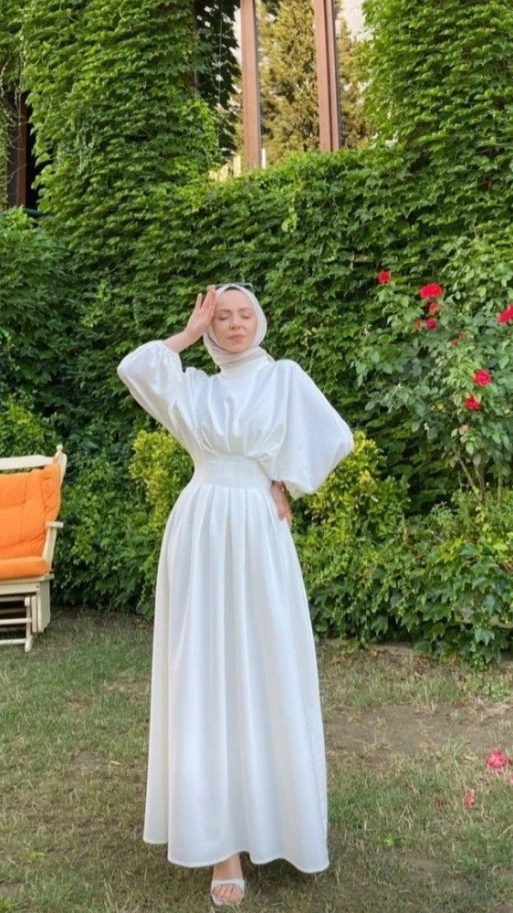 OOTD Gamis Putih Bahan Satin