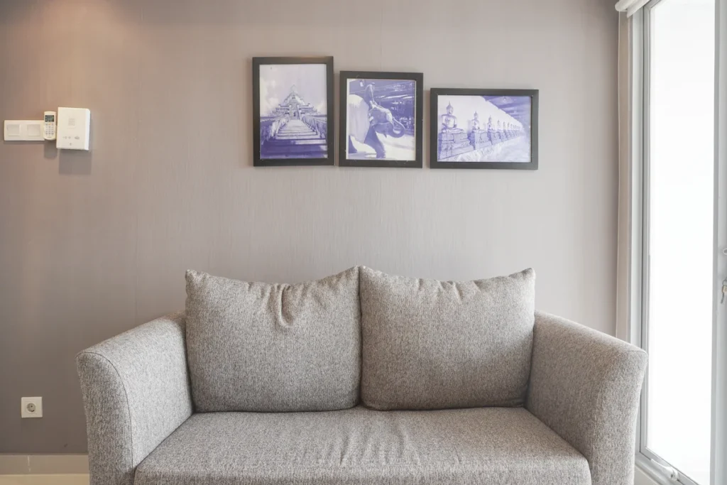 cara menata kursi di ruang tamu sempit