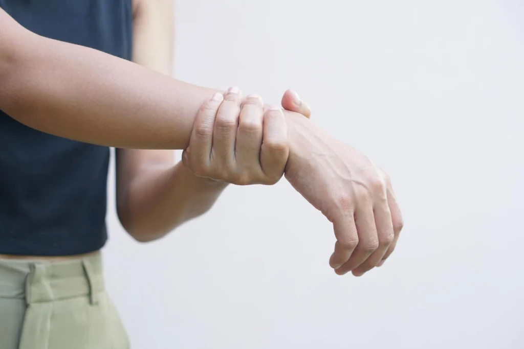 cara mengatasi tangan pegal sebelah kanan