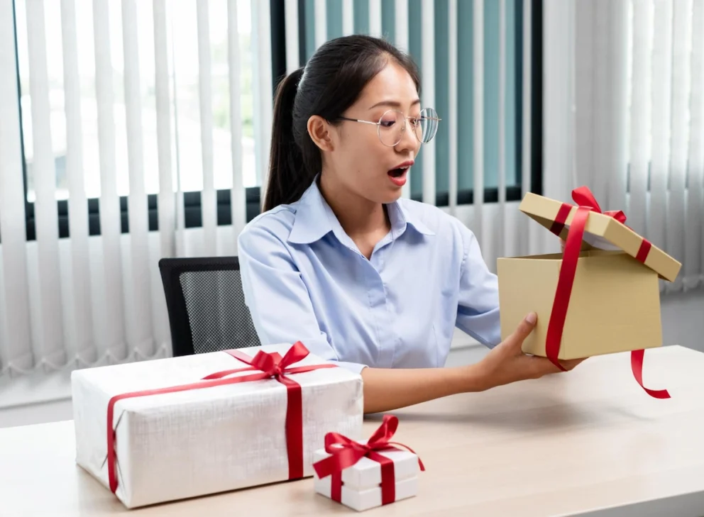 hadiah perpisahan teman kantor