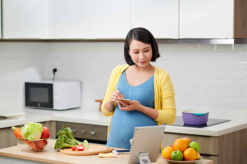 ibu hamil menyiapkan makanan