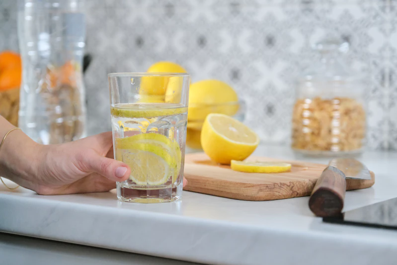 manfaat infused water lemon