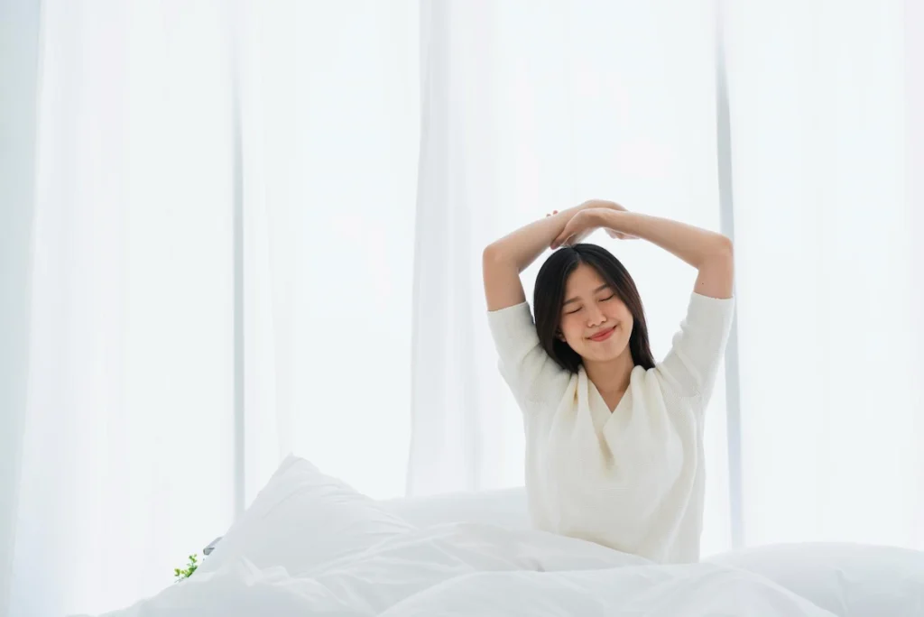 meregangkan badan setelah bangun tidur