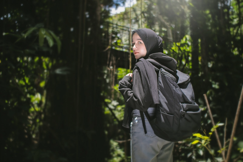 outfit naik gunung wanita hijab